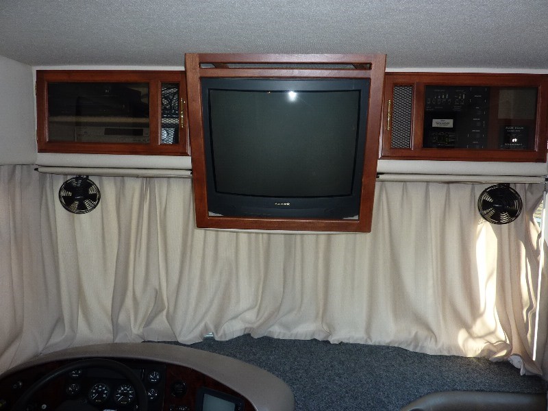 2002 Fleetwood Discovery 37R - 005