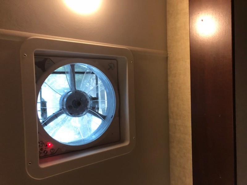 2016 Heartland Road Warrior RW420 - 009