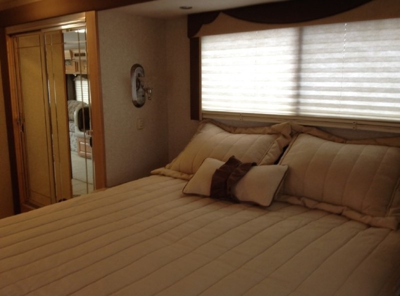 2004 National RV Dolphin - 011