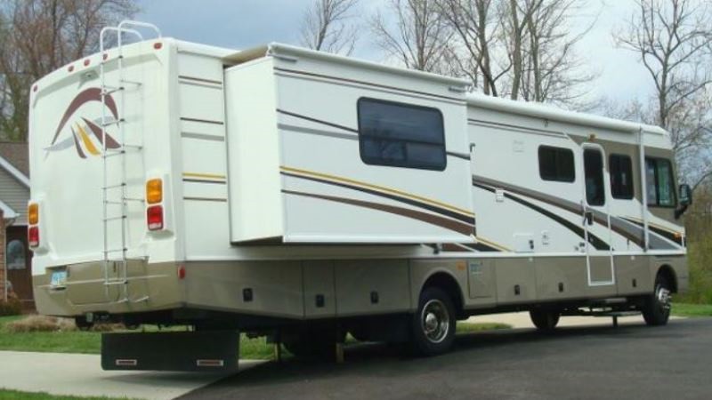 2005 Fleetwood Bounder 35E - 002