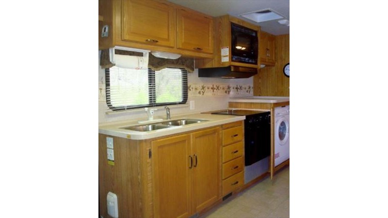 2005 Fleetwood Bounder 35E - 006