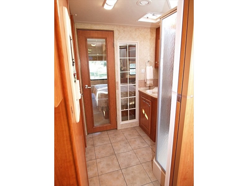 2006 Damon Intruder 378 - 027