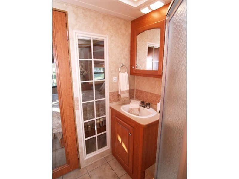 2006 Damon Intruder 378 - 029