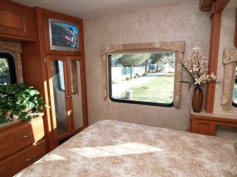2006 Damon Intruder 378 - 041