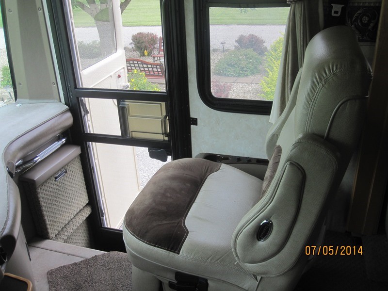 2004 Fleetwood Discovery 39L - 017