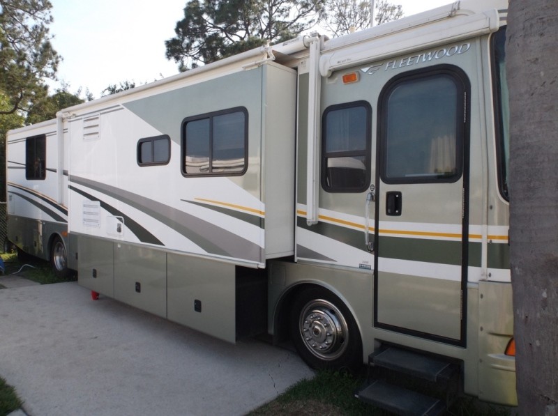 2005 Fleetwood Bounder 38N - 001