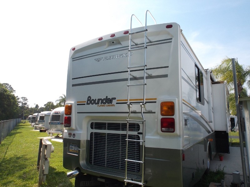 2005 Fleetwood Bounder 38N - 004