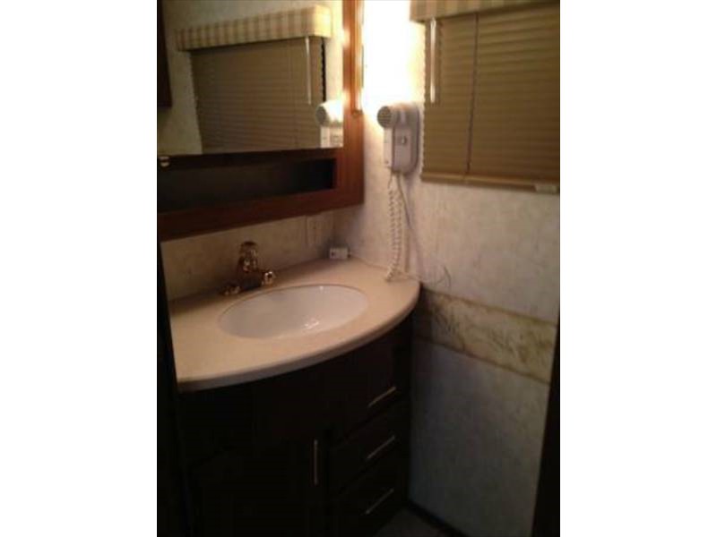 2004 Winnebago Journey 39K - 006