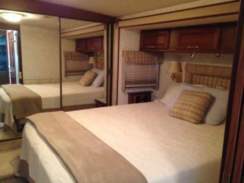 2004 Winnebago Journey 39K - 010