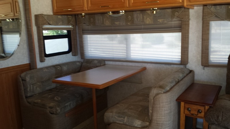 2004 Winnebago Adventurer 33V - 004