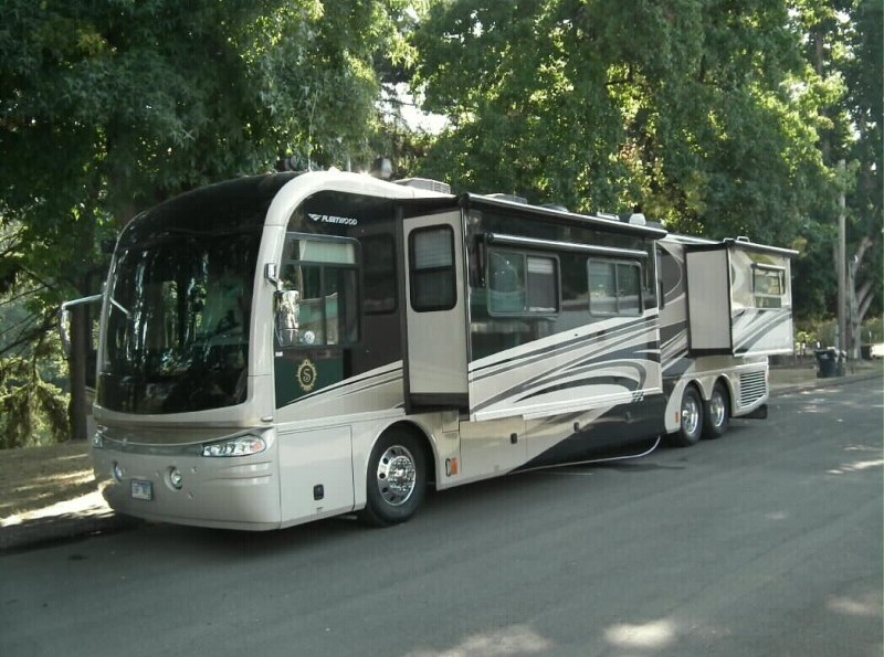 2007 Fleetwood Revolution 42N - 001