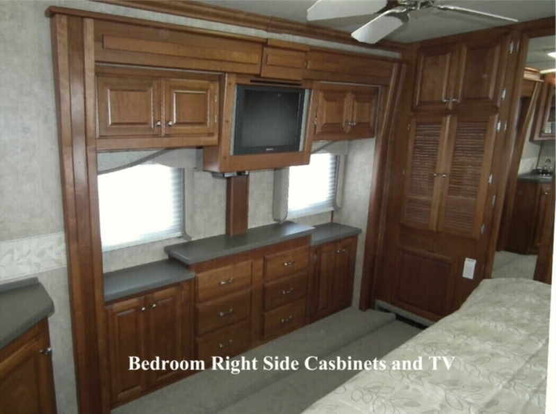 2007 Fleetwood Revolution 42N - 041