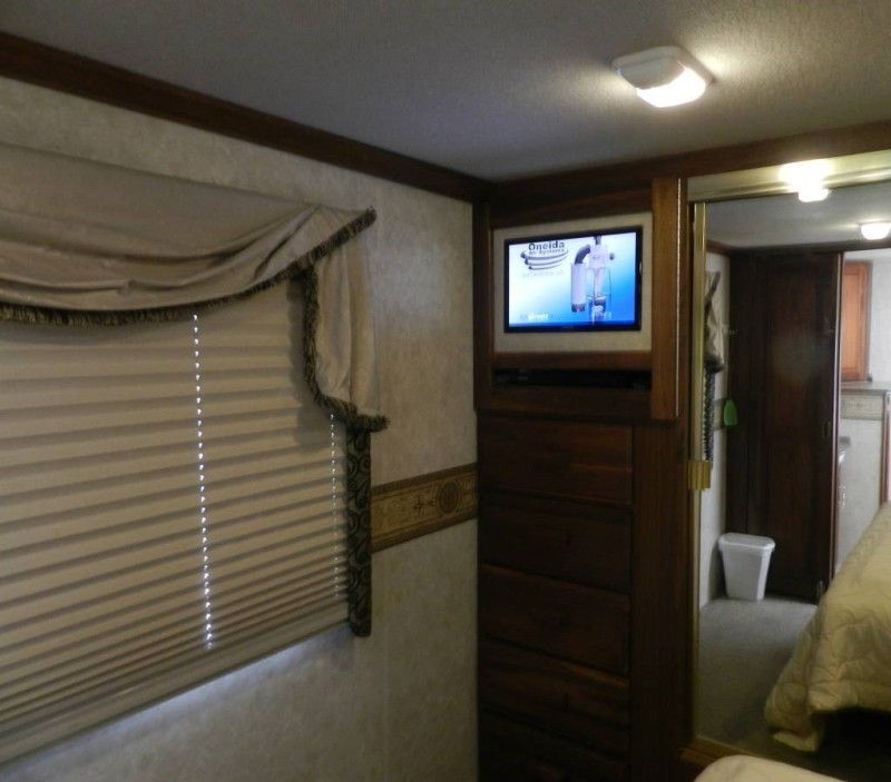 2002 Fleetwood Discovery 38D - 015