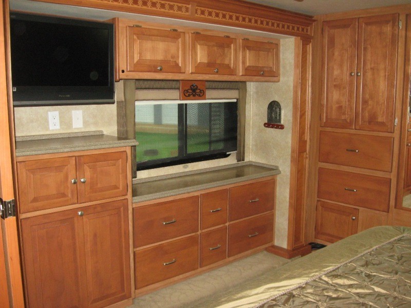 2009 Tiffin Phaeton 42QRH - 023