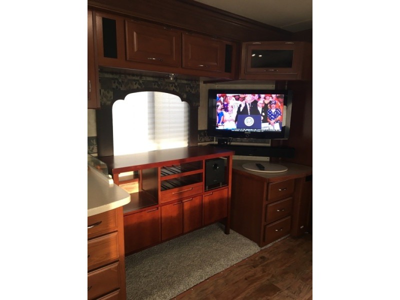 2008 Fleetwood Bounder 38F - 003