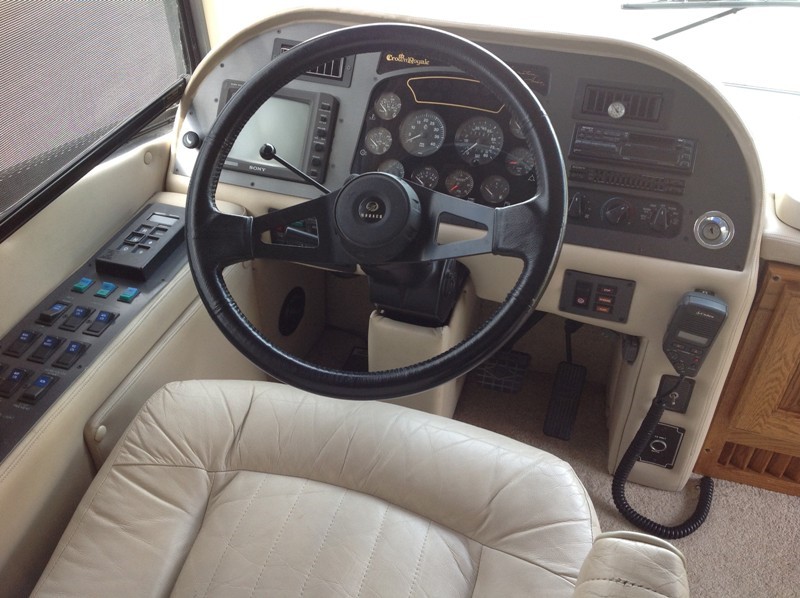 1995 Monaco Crown Royale Signature 40 Admiral - 004