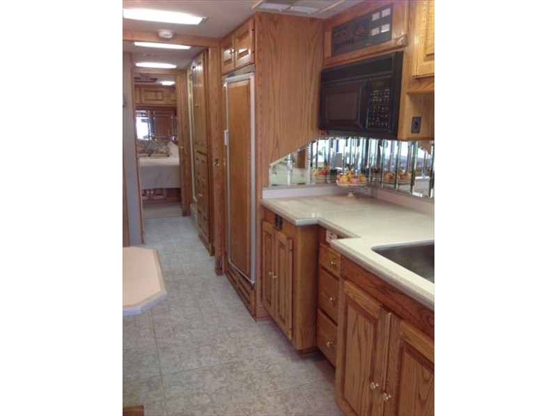 1995 Monaco Crown Royale Signature 40 Admiral - 009