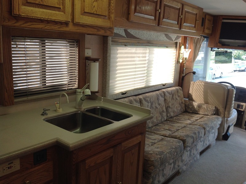 1995 Monaco Crown Royale Signature 40 Admiral - 013