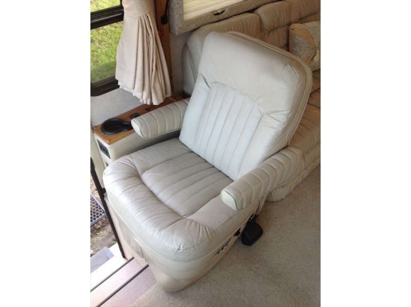 1995 Monaco Crown Royale Signature 40 Admiral - 018