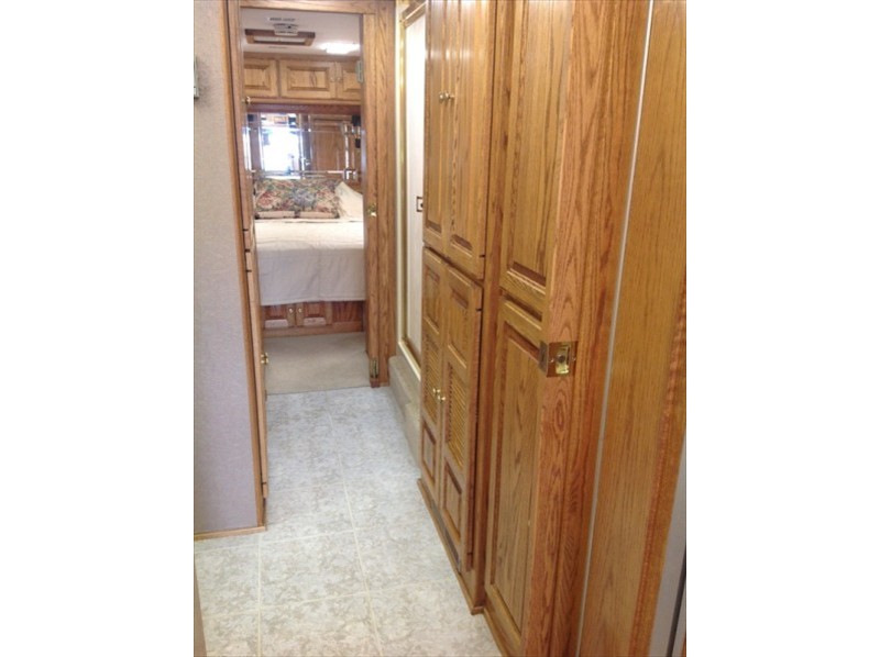 1995 Monaco Crown Royale Signature 40 Admiral - 025