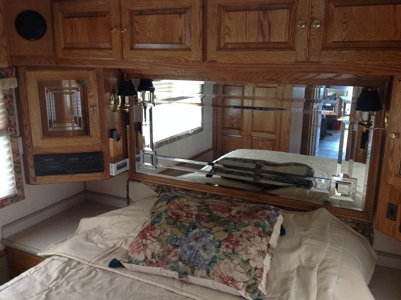 1995 Monaco Crown Royale Signature 40 Admiral - 033