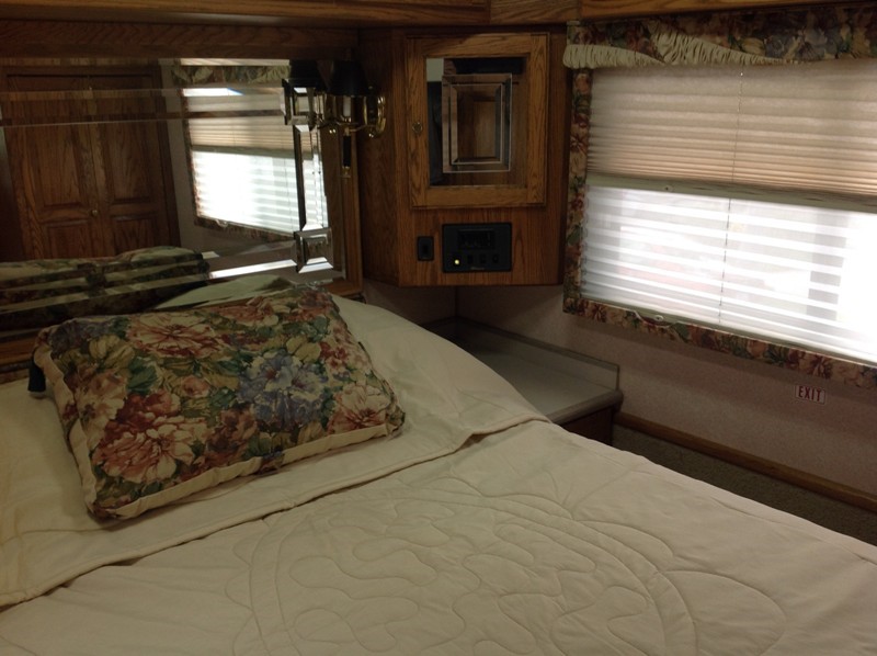 1995 Monaco Crown Royale Signature 40 Admiral - 034