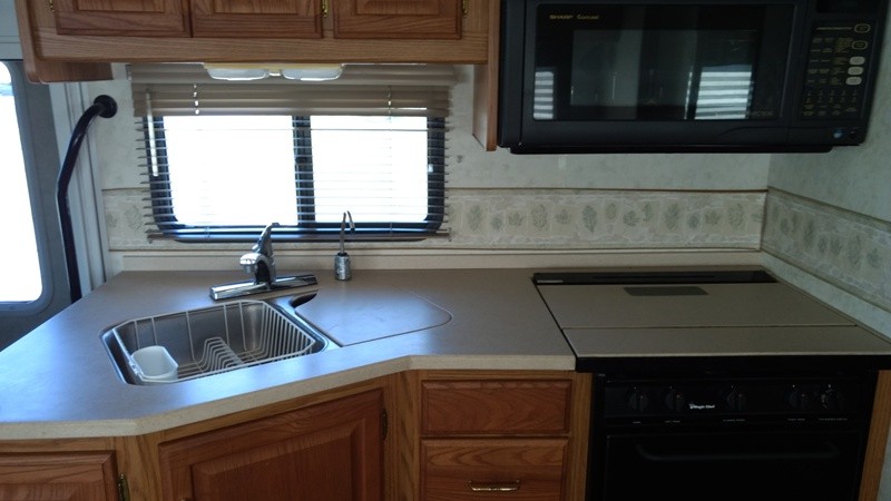 2000 Winnebago Adventure - 009