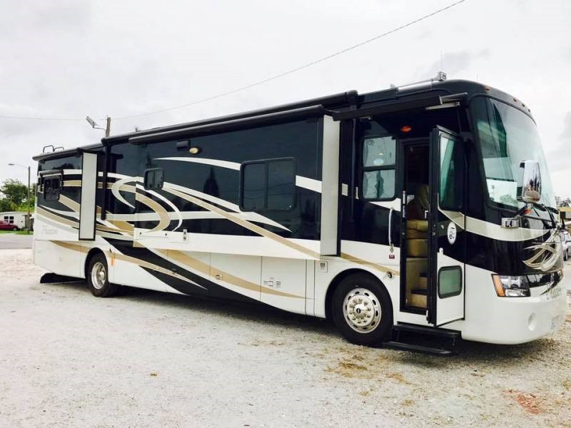 2009 Tiffin Phaeton 40QTH - 002