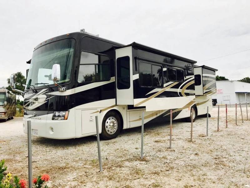 2009 Tiffin Phaeton 40QTH - 003