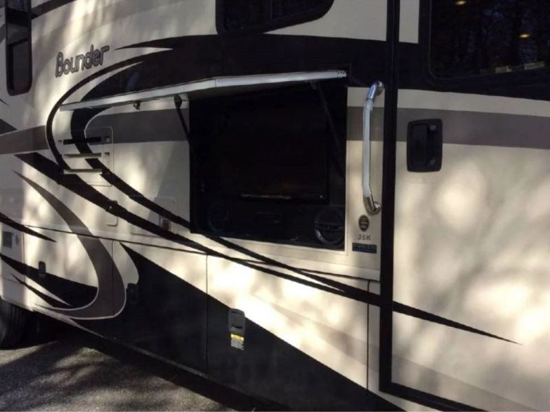 2014 Fleetwood Bounder 35K - 006