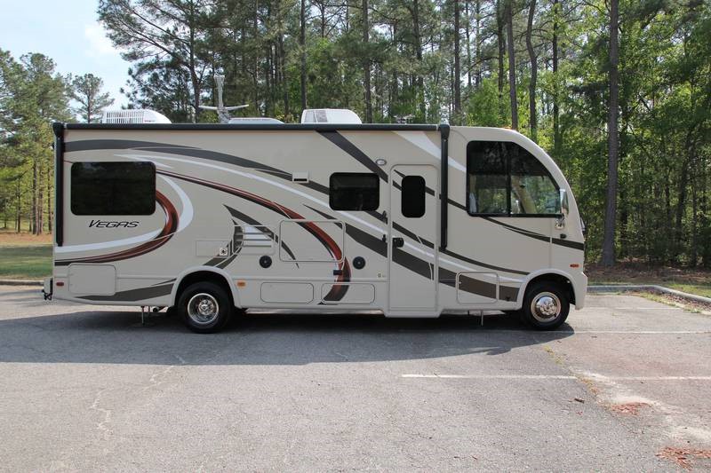 2016 Thor Motor Coach Vegas 25.2 - 001