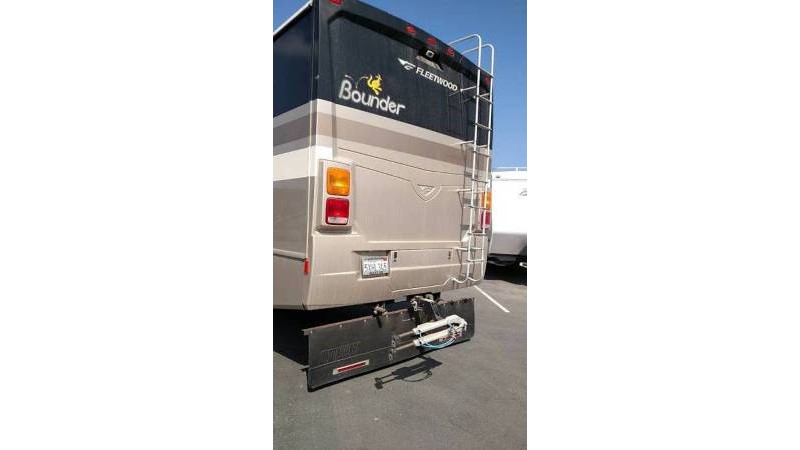 2007 Fleetwood Bounder 35E - 011