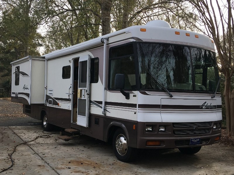 2000 Winnebago Adventurer 35U