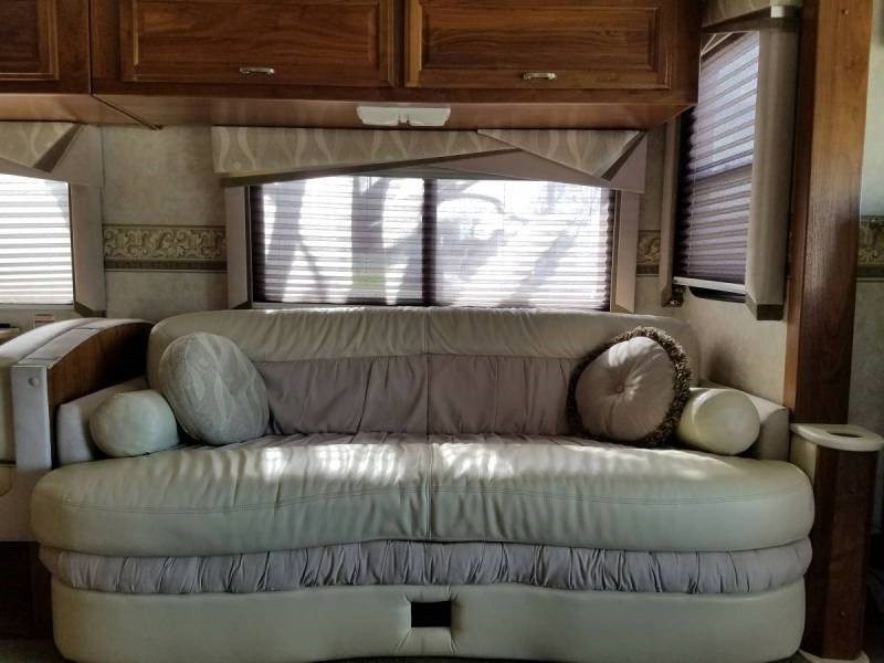 2005 Fleetwood Revolution LE 38X - 005