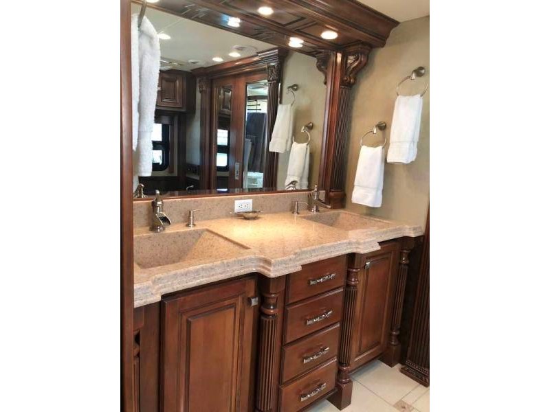 2011 Tiffin Zephyr 45QBZ - 024