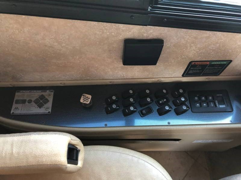 2009 Tiffin Phaeton 40QTH - 005