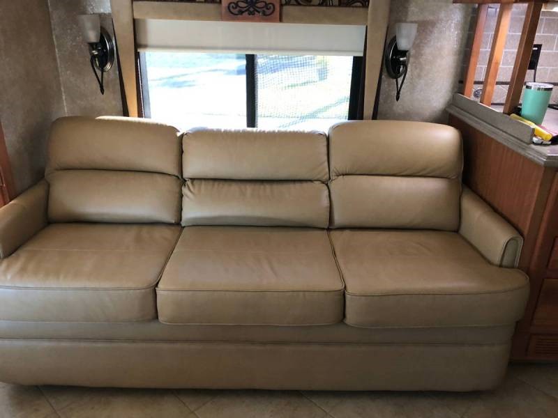 2009 Tiffin Phaeton 40QTH - 006