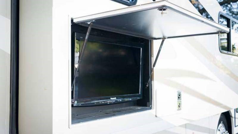 2011 Tiffin Phaeton 40QTH - 004