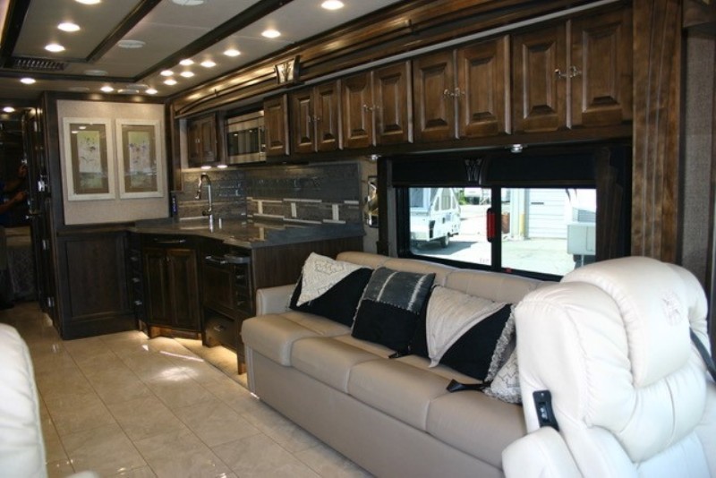 2017 Tiffin Phaeton 36GH - 007