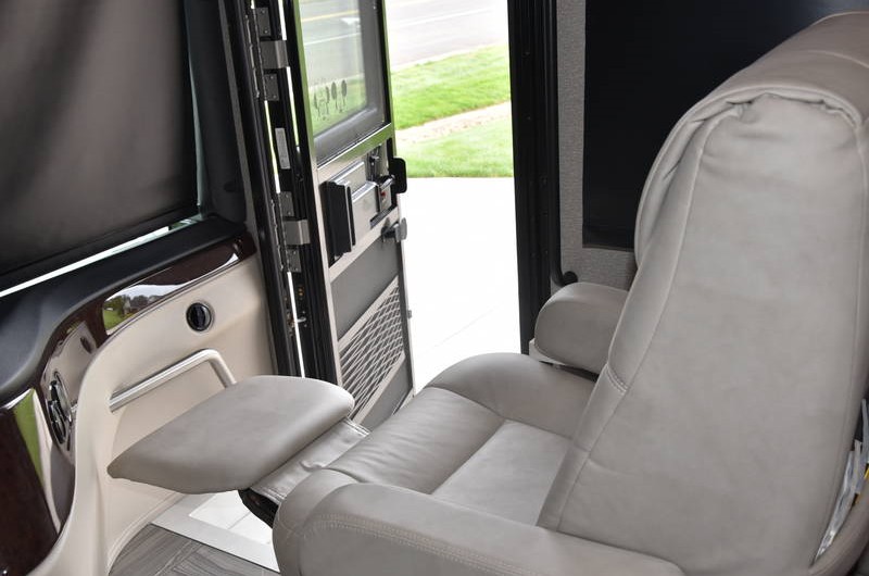 2019 Fleetwood Discovery LXE 40D - 032