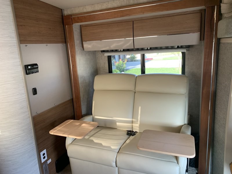 2016 Winnebago Navion 24G - 003