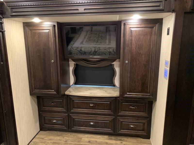 2017 Newmar Dutch Star 4310 - 010