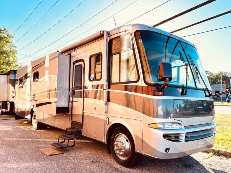 2005 Newmar Kountry Star 3742 - 001